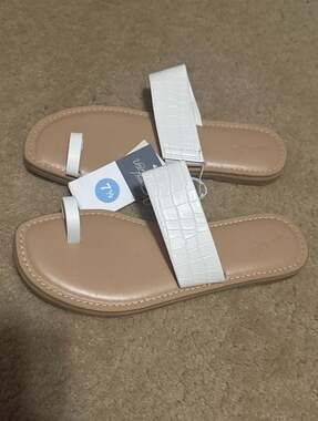 Universal Thread Women's Juno Toe Ring Flat Sandals White Croc Size 7.5
S1